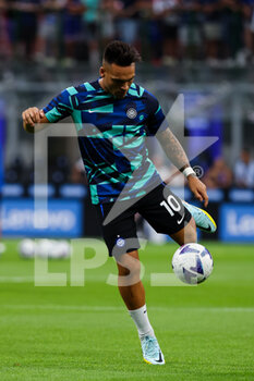 2022-08-20 - Lautaro Martinez of FC Internazionale warms up during the Serie A 2022/23 football match between FC Internazionale and Spezia Calcio at Giuseppe Meazza Stadium, Milan, Italy on August 20, 2022 - INTER - FC INTERNAZIONALE VS SPEZIA CALCIO - ITALIAN SERIE A - SOCCER
