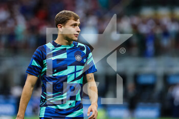 2022-08-20 - Nicolo Barella of FC Internazionale warms up during the Serie A 2022/23 football match between FC Internazionale and Spezia Calcio at Giuseppe Meazza Stadium, Milan, Italy on August 20, 2022 - INTER - FC INTERNAZIONALE VS SPEZIA CALCIO - ITALIAN SERIE A - SOCCER