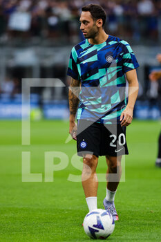2022-08-20 - Hakan Calhanoglu of FC Internazionale warms up during the Serie A 2022/23 football match between FC Internazionale and Spezia Calcio at Giuseppe Meazza Stadium, Milan, Italy on August 20, 2022 - INTER - FC INTERNAZIONALE VS SPEZIA CALCIO - ITALIAN SERIE A - SOCCER
