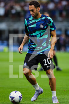 2022-08-20 - Hakan Calhanoglu of FC Internazionale warms up during the Serie A 2022/23 football match between FC Internazionale and Spezia Calcio at Giuseppe Meazza Stadium, Milan, Italy on August 20, 2022 - INTER - FC INTERNAZIONALE VS SPEZIA CALCIO - ITALIAN SERIE A - SOCCER