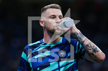 2022-08-20 - Milan Skriniar of FC Internazionale warms up during the Serie A 2022/23 football match between FC Internazionale and Spezia Calcio at Giuseppe Meazza Stadium, Milan, Italy on August 20, 2022 - INTER - FC INTERNAZIONALE VS SPEZIA CALCIO - ITALIAN SERIE A - SOCCER