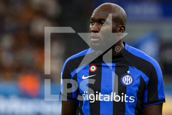2022-08-20 - Romelu Lukaku of FC Internazionale looks on during the Serie A 2022/23 football match between FC Internazionale and Spezia Calcio at Giuseppe Meazza Stadium, Milan, Italy on August 20, 2022 - INTER - FC INTERNAZIONALE VS SPEZIA CALCIO - ITALIAN SERIE A - SOCCER