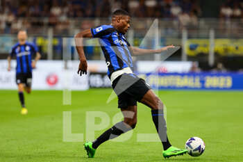 2022-08-20 - Denzel Dumfries of FC Internazionale in action during the Serie A 2022/23 football match between FC Internazionale and Spezia Calcio at Giuseppe Meazza Stadium, Milan, Italy on August 20, 2022 - INTER - FC INTERNAZIONALE VS SPEZIA CALCIO - ITALIAN SERIE A - SOCCER