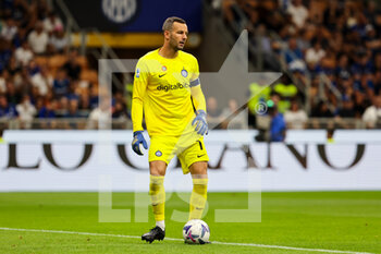 2022-08-20 - Samir Handanovic of FC Internazionale in action during the Serie A 2022/23 football match between FC Internazionale and Spezia Calcio at Giuseppe Meazza Stadium, Milan, Italy on August 20, 2022 - INTER - FC INTERNAZIONALE VS SPEZIA CALCIO - ITALIAN SERIE A - SOCCER
