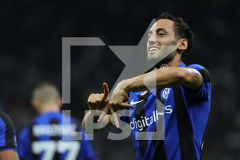 2022-08-20 - Hakan Calhanoglu of FC Internazionale celebrates after scoring a goal during the Serie A 2022/23 football match between FC Internazionale and Spezia Calcio at Giuseppe Meazza Stadium, Milan, Italy on August 20, 2022 - INTER - FC INTERNAZIONALE VS SPEZIA CALCIO - ITALIAN SERIE A - SOCCER