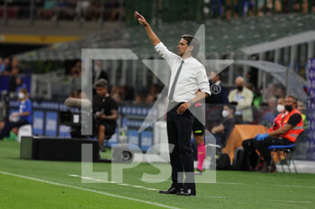 2022-08-20 - Simone Inzaghi Head Coach of FC Internazionale gestures during the Serie A 2022/23 football match between FC Internazionale and Spezia Calcio at Giuseppe Meazza Stadium, Milan, Italy on August 20, 2022 - INTER - FC INTERNAZIONALE VS SPEZIA CALCIO - ITALIAN SERIE A - SOCCER