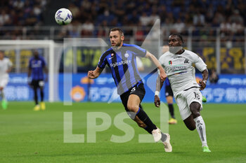 2022-08-20 - Stefan De Vrij of FC Internazionale competes for the ball with M'Bala Nzola of Spezia Calcio during the Serie A 2022/23 football match between FC Internazionale and Spezia Calcio at Giuseppe Meazza Stadium, Milan, Italy on August 20, 2022 - INTER - FC INTERNAZIONALE VS SPEZIA CALCIO - ITALIAN SERIE A - SOCCER