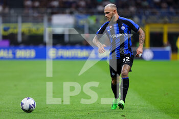 2022-08-20 - Federico Dimarco of FC Internazionale in action during the Serie A 2022/23 football match between FC Internazionale and Spezia Calcio at Giuseppe Meazza Stadium, Milan, Italy on August 20, 2022 - INTER - FC INTERNAZIONALE VS SPEZIA CALCIO - ITALIAN SERIE A - SOCCER