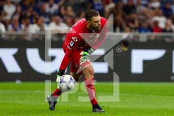 2022-08-20 - Bartlomiej Dragowski of Spezia Calcio in action during the Serie A 2022/23 football match between FC Internazionale and Spezia Calcio at Giuseppe Meazza Stadium, Milan, Italy on August 20, 2022 - INTER - FC INTERNAZIONALE VS SPEZIA CALCIO - ITALIAN SERIE A - SOCCER