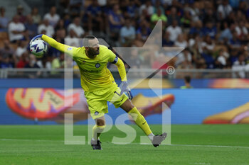 2022-08-20 - Samir Handanovic of FC Internazionale in action during the Serie A 2022/23 football match between FC Internazionale and Spezia Calcio at Giuseppe Meazza Stadium, Milan, Italy on August 20, 2022 - INTER - FC INTERNAZIONALE VS SPEZIA CALCIO - ITALIAN SERIE A - SOCCER