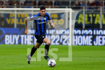 2022-08-20 - Alessandro Bastoni of FC Internazionale in action during the Serie A 2022/23 football match between FC Internazionale and Spezia Calcio at Giuseppe Meazza Stadium, Milan, Italy on August 20, 2022 - INTER - FC INTERNAZIONALE VS SPEZIA CALCIO - ITALIAN SERIE A - SOCCER