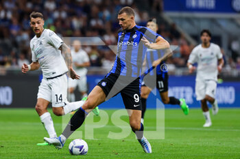 2022-08-20 - Edin Dzeko of FC Internazionale in action during the Serie A 2022/23 football match between FC Internazionale and Spezia Calcio at Giuseppe Meazza Stadium, Milan, Italy on August 20, 2022 - INTER - FC INTERNAZIONALE VS SPEZIA CALCIO - ITALIAN SERIE A - SOCCER