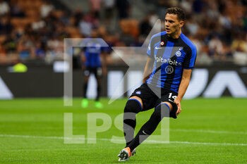 2022-08-20 - Kristjan Asllani of FC Internazionale in action during the Serie A 2022/23 football match between FC Internazionale and Spezia Calcio at Giuseppe Meazza Stadium, Milan, Italy on August 20, 2022 - INTER - FC INTERNAZIONALE VS SPEZIA CALCIO - ITALIAN SERIE A - SOCCER