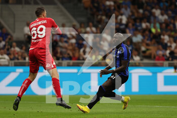 2022-08-20 - Romelu Lukaku of FC Internazionale in action during the Serie A 2022/23 football match between FC Internazionale and Spezia Calcio at Giuseppe Meazza Stadium, Milan, Italy on August 20, 2022 - INTER - FC INTERNAZIONALE VS SPEZIA CALCIO - ITALIAN SERIE A - SOCCER