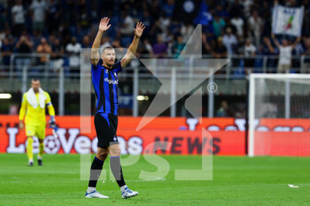 2022-08-20 - Edin Dzeko of FC Internazionale greets the fans during the Serie A 2022/23 football match between FC Internazionale and Spezia Calcio at Giuseppe Meazza Stadium, Milan, Italy on August 20, 2022 - INTER - FC INTERNAZIONALE VS SPEZIA CALCIO - ITALIAN SERIE A - SOCCER