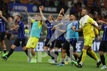 2022-08-20 - Lautaro Martinez of FC Internazionale celebrates the victory at the end of the match with FC Internazionale players during the Serie A 2022/23 football match between FC Internazionale and Spezia Calcio at Giuseppe Meazza Stadium, Milan, Italy on August 20, 2022 - INTER - FC INTERNAZIONALE VS SPEZIA CALCIO - ITALIAN SERIE A - SOCCER