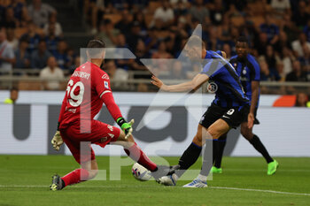 2022-08-20 - Edin Dzeko of FC Internazionale in action during the Serie A 2022/23 football match between FC Internazionale and Spezia Calcio at Giuseppe Meazza Stadium, Milan, Italy on August 20, 2022 - INTER - FC INTERNAZIONALE VS SPEZIA CALCIO - ITALIAN SERIE A - SOCCER