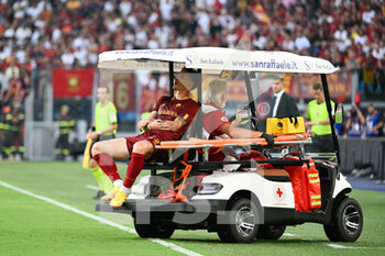 2022-08-22 - Nicolo' Zaniolo (AS Roma) leaves the field due to injury during the Italian Football Championship League A 2022/2023 match between AS Roma vs US Cremonese at the Olimpic Stadium in Rome  on 22 August 2022. - AS ROMA VS US CREMONESE - ITALIAN SERIE A - SOCCER