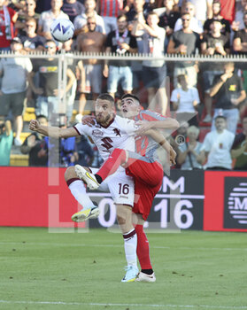2022-08-27 - Nikola Vlasic of Torino FC battle for the ball with Johan Vasquez of US Cremonese during US Cremonese vs Torino FC, 3° Serie A Tim 2022-23 game at Giovanni Zini Stadium in Cremona (CR), Italy, on August 27, 2022. - US CREMONESE VS TORINO FC - ITALIAN SERIE A - SOCCER