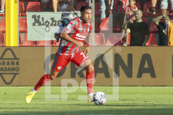 2022-08-27 - Jaime Baez of US Cremonese play the ball during US Cremonese vs Torino FC, 3° Serie A Tim 2022-23 game at Giovanni Zini Stadium in Cremona (CR), Italy, on August 27, 2022. - US CREMONESE VS TORINO FC - ITALIAN SERIE A - SOCCER