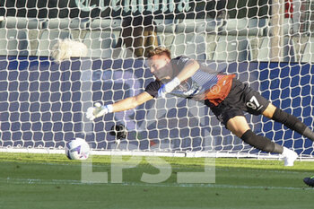 2022-08-27 - Ionut Radu of US Cremonese  makes a save during US Cremonese vs Torino FC, 3° Serie A Tim 2022-23 game at Giovanni Zini Stadium in Cremona (CR), Italy, on August 27, 2022. - US CREMONESE VS TORINO FC - ITALIAN SERIE A - SOCCER