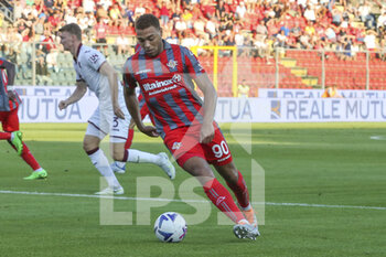 2022-08-27 - Cyriel Dessers of US Cremonese during US Cremonese vs Torino FC, 3° Serie A Tim 2022-23 game at Giovanni Zini Stadium in Cremona (CR), Italy, on August 27, 2022. - US CREMONESE VS TORINO FC - ITALIAN SERIE A - SOCCER