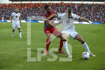 2022-08-27 - Alessandro Buongiorno of Torino FC battle for the ball with Matteo Bianchetti of US Cremonese during US Cremonese vs Torino FC, 3° Serie A Tim 2022-23 game at Giovanni Zini Stadium in Cremona (CR), Italy, on August 27, 2022. - US CREMONESE VS TORINO FC - ITALIAN SERIE A - SOCCER