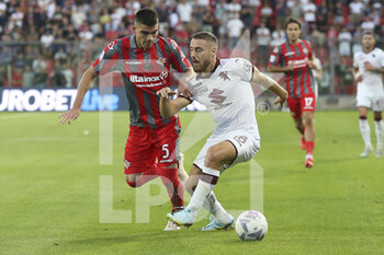 2022-08-27 - Nikola Vlasic of Torino FC competes for the ball with Johan Vasquez of US Cremonese  during US Cremonese vs Torino FC, 3° Serie A Tim 2022-23 game at Giovanni Zini Stadium in Cremona (CR), Italy, on August 27, 2022. - US CREMONESE VS TORINO FC - ITALIAN SERIE A - SOCCER