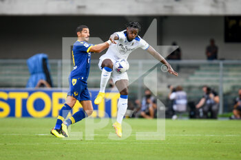 2022-08-28 - Atalanta's Duvan Zapata in action against Verona's Koray Gunter - HELLAS VERONA FC VS ATALANTA BC - ITALIAN SERIE A - SOCCER