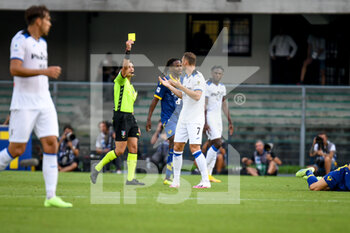2022-08-28 - The referee of the match Alessandro Prontera shows yellow card to Atalanta's Teun Koopmeiners - HELLAS VERONA FC VS ATALANTA BC - ITALIAN SERIE A - SOCCER