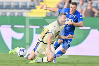 2022-08-31 - Ardian Ismajli (Empoli FC) fouls on Thomas Henry (Hellas Verona FC) - EMPOLI FC VS HELLAS VERONA - ITALIAN SERIE A - SOCCER