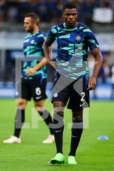 2022-08-30 - Denzel Dumfries of FC Internazionale warms up during the Serie A 2022/23 football match between FC Internazionale and US Cremonese at Giuseppe Meazza Stadium, Milan, Italy on August 30, 2022 - INTER - FC INTERNAZIONALE VS US CREMONESE - ITALIAN SERIE A - SOCCER