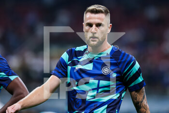 2022-08-30 - Milan Skriniar of FC Internazionale warms up during the Serie A 2022/23 football match between FC Internazionale and US Cremonese at Giuseppe Meazza Stadium, Milan, Italy on August 30, 2022 - INTER - FC INTERNAZIONALE VS US CREMONESE - ITALIAN SERIE A - SOCCER
