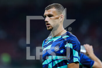 2022-08-30 - Edin Dzeko of FC Internazionale looks on during the Serie A 2022/23 football match between FC Internazionale and US Cremonese at Giuseppe Meazza Stadium, Milan, Italy on August 30, 2022 - INTER - FC INTERNAZIONALE VS US CREMONESE - ITALIAN SERIE A - SOCCER