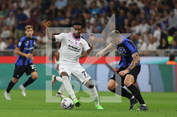 2022-08-30 - David Okereke of US Cremonese in action during the Serie A 2022/23 football match between FC Internazionale and US Cremonese at Giuseppe Meazza Stadium, Milan, Italy on August 30, 2022 - INTER - FC INTERNAZIONALE VS US CREMONESE - ITALIAN SERIE A - SOCCER