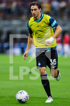 2022-08-30 - Matteo Darmian of FC Internazionale warms up during the Serie A 2022/23 football match between FC Internazionale and US Cremonese at Giuseppe Meazza Stadium, Milan, Italy on August 30, 2022 - INTER - FC INTERNAZIONALE VS US CREMONESE - ITALIAN SERIE A - SOCCER