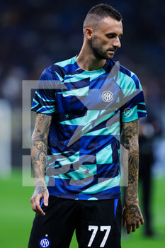 2022-08-30 - Marcelo Brozovic of FC Internazionale warms up during the Serie A 2022/23 football match between FC Internazionale and US Cremonese at Giuseppe Meazza Stadium, Milan, Italy on August 30, 2022 - INTER - FC INTERNAZIONALE VS US CREMONESE - ITALIAN SERIE A - SOCCER