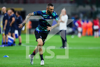 2022-08-30 - Marcelo Brozovic of FC Internazionale warms up during the Serie A 2022/23 football match between FC Internazionale and US Cremonese at Giuseppe Meazza Stadium, Milan, Italy on August 30, 2022 - INTER - FC INTERNAZIONALE VS US CREMONESE - ITALIAN SERIE A - SOCCER