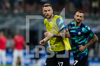 2022-08-30 - Milan Skriniar of FC Internazionale warms up during the Serie A 2022/23 football match between FC Internazionale and US Cremonese at Giuseppe Meazza Stadium, Milan, Italy on August 30, 2022 - INTER - FC INTERNAZIONALE VS US CREMONESE - ITALIAN SERIE A - SOCCER