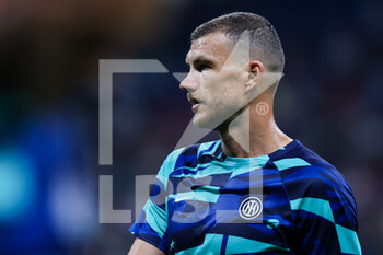 2022-08-30 - Edin Dzeko of FC Internazionale looks on during the Serie A 2022/23 football match between FC Internazionale and US Cremonese at Giuseppe Meazza Stadium, Milan, Italy on August 30, 2022 - INTER - FC INTERNAZIONALE VS US CREMONESE - ITALIAN SERIE A - SOCCER