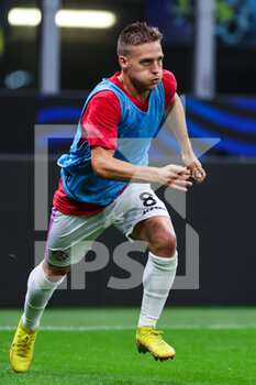 2022-08-30 - Santiago Ascacibar of US Cremonese warms up during the Serie A 2022/23 football match between FC Internazionale and US Cremonese at Giuseppe Meazza Stadium, Milan, Italy on August 30, 2022 - INTER - FC INTERNAZIONALE VS US CREMONESE - ITALIAN SERIE A - SOCCER