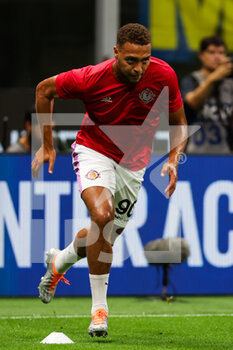 2022-08-30 - Cyriel Dessers of US Cremonese warms up during the Serie A 2022/23 football match between FC Internazionale and US Cremonese at Giuseppe Meazza Stadium, Milan, Italy on August 30, 2022 - INTER - FC INTERNAZIONALE VS US CREMONESE - ITALIAN SERIE A - SOCCER