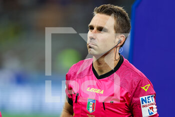 2022-08-30 - Referee Francesco Fourneau looks on during the Serie A 2022/23 football match between FC Internazionale and US Cremonese at Giuseppe Meazza Stadium, Milan, Italy on August 30, 2022 - INTER - FC INTERNAZIONALE VS US CREMONESE - ITALIAN SERIE A - SOCCER