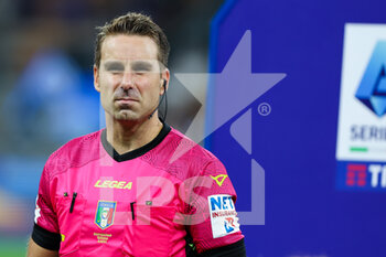 2022-08-30 - Referee Francesco Fourneau looks on during the Serie A 2022/23 football match between FC Internazionale and US Cremonese at Giuseppe Meazza Stadium, Milan, Italy on August 30, 2022 - INTER - FC INTERNAZIONALE VS US CREMONESE - ITALIAN SERIE A - SOCCER