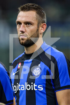 2022-08-30 - Stefan De Vrij of FC Internazionale looks on during the Serie A 2022/23 football match between FC Internazionale and US Cremonese at Giuseppe Meazza Stadium, Milan, Italy on August 30, 2022 - INTER - FC INTERNAZIONALE VS US CREMONESE - ITALIAN SERIE A - SOCCER