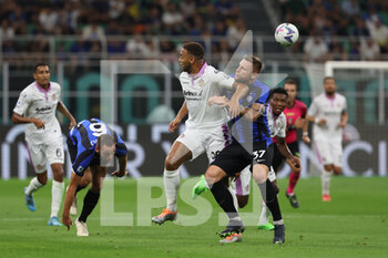 2022-08-30 - Milan Skriniar of FC Internazionale competes for the ball with Cyriel Dessers of US Cremonese during the Serie A 2022/23 football match between FC Internazionale and US Cremonese at Giuseppe Meazza Stadium, Milan, Italy on August 30, 2022 - INTER - FC INTERNAZIONALE VS US CREMONESE - ITALIAN SERIE A - SOCCER