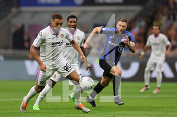 2022-08-30 - Cyriel Dessers of US Cremonese in action during the Serie A 2022/23 football match between FC Internazionale and US Cremonese at Giuseppe Meazza Stadium, Milan, Italy on August 30, 2022 - INTER - FC INTERNAZIONALE VS US CREMONESE - ITALIAN SERIE A - SOCCER