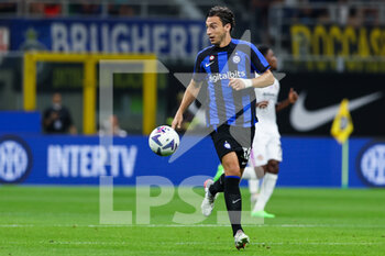 2022-08-30 - Matteo Darmian of FC Internazionale in action during the Serie A 2022/23 football match between FC Internazionale and US Cremonese at Giuseppe Meazza Stadium, Milan, Italy on August 30, 2022 - INTER - FC INTERNAZIONALE VS US CREMONESE - ITALIAN SERIE A - SOCCER