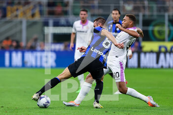 2022-08-30 - Stefan De Vrij of FC Internazionale competes for the ball with Cyriel Dessers of US Cremonese during the Serie A 2022/23 football match between FC Internazionale and US Cremonese at Giuseppe Meazza Stadium, Milan, Italy on August 30, 2022 - INTER - FC INTERNAZIONALE VS US CREMONESE - ITALIAN SERIE A - SOCCER