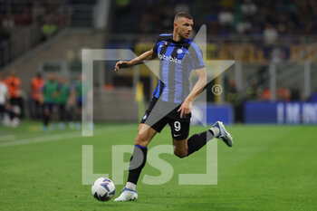 2022-08-30 - Edin Dzeko of FC Internazionale in action during the Serie A 2022/23 football match between FC Internazionale and US Cremonese at Giuseppe Meazza Stadium, Milan, Italy on August 30, 2022 - INTER - FC INTERNAZIONALE VS US CREMONESE - ITALIAN SERIE A - SOCCER
